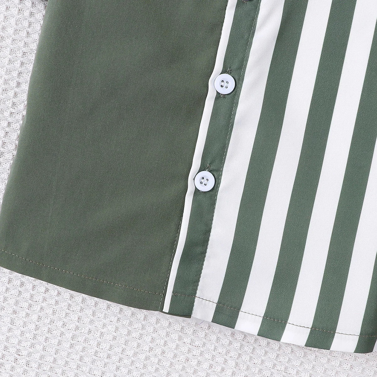 fashionable and casual solid color short sleeved shirt and shorts